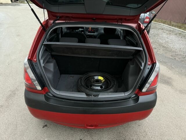 Красный Киа Рио, объемом двигателя 1.4 л и пробегом 288 тыс. км за 4700 $, фото 10 на Automoto.ua