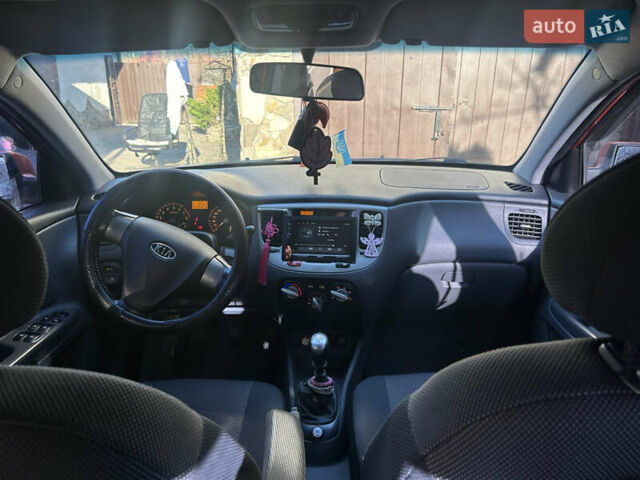 Красный Киа Рио, объемом двигателя 1.4 л и пробегом 230 тыс. км за 4300 $, фото 4 на Automoto.ua