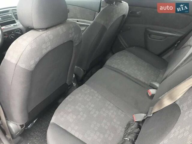 Червоний Кіа Ріо, об'ємом двигуна 1.4 л та пробігом 250 тис. км за 3700 $, фото 7 на Automoto.ua