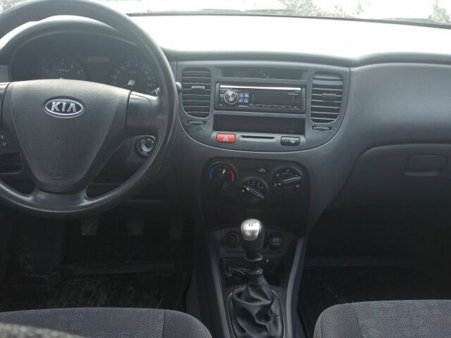 Червоний Кіа Ріо, об'ємом двигуна 1.4 л та пробігом 250 тис. км за 4300 $, фото 3 на Automoto.ua