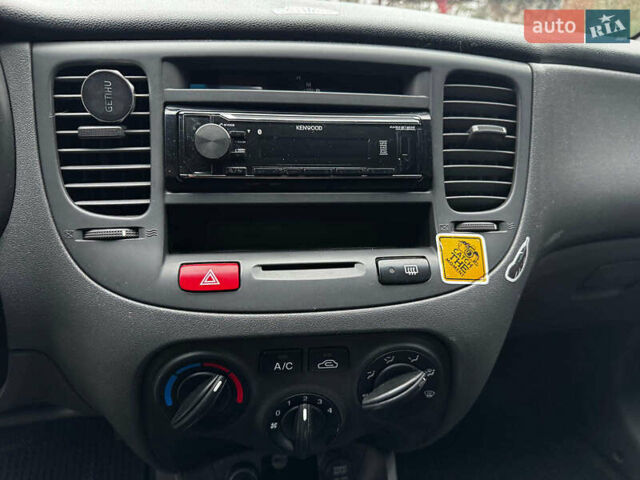 Красный Киа Рио, объемом двигателя 1.4 л и пробегом 189 тыс. км за 6490 $, фото 31 на Automoto.ua