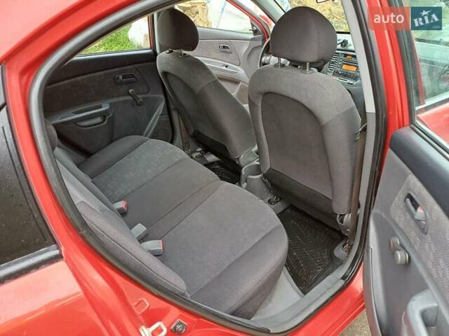 Червоний Кіа Ріо, об'ємом двигуна 1.49 л та пробігом 375 тис. км за 3450 $, фото 11 на Automoto.ua