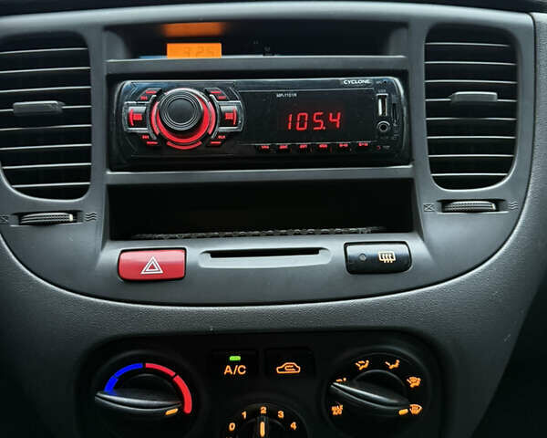 Красный Киа Рио, объемом двигателя 1.4 л и пробегом 288 тыс. км за 4700 $, фото 22 на Automoto.ua