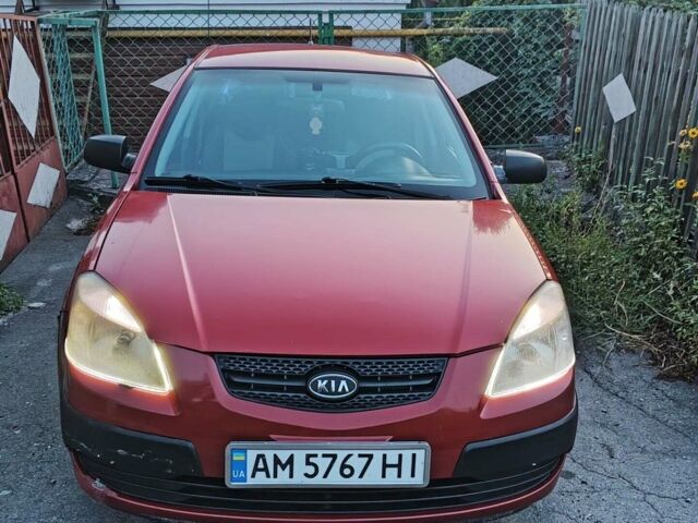 Красный Киа Рио, объемом двигателя 1.4 л и пробегом 275 тыс. км за 4000 $, фото 1 на Automoto.ua