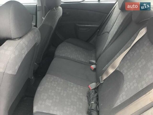 Червоний Кіа Ріо, об'ємом двигуна 1.4 л та пробігом 250 тис. км за 3700 $, фото 6 на Automoto.ua