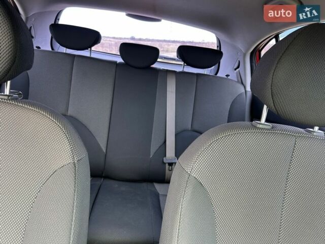 Красный Киа Рио, объемом двигателя 1.4 л и пробегом 230 тыс. км за 3900 $, фото 18 на Automoto.ua