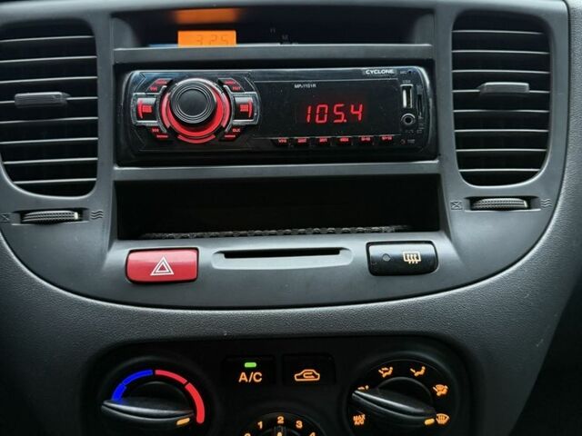 Красный Киа Рио, объемом двигателя 1.4 л и пробегом 288 тыс. км за 4700 $, фото 17 на Automoto.ua