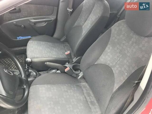 Червоний Кіа Ріо, об'ємом двигуна 1.4 л та пробігом 250 тис. км за 3700 $, фото 5 на Automoto.ua