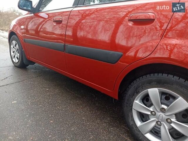 Червоний Кіа Ріо, об'ємом двигуна 1.4 л та пробігом 202 тис. км за 3999 $, фото 3 на Automoto.ua