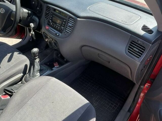 Красный Киа Рио, объемом двигателя 1.4 л и пробегом 205 тыс. км за 4499 $, фото 10 на Automoto.ua