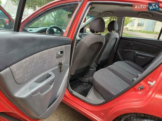 Червоний Кіа Ріо, об'ємом двигуна 1.49 л та пробігом 375 тис. км за 3450 $, фото 3 на Automoto.ua