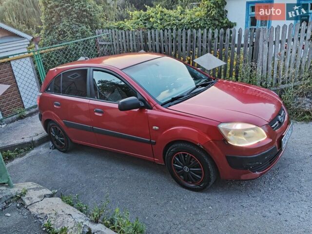 Красный Киа Рио, объемом двигателя 1.4 л и пробегом 275 тыс. км за 4000 $, фото 2 на Automoto.ua
