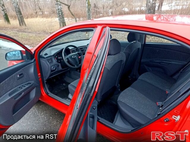 Червоний Кіа Ріо, об'ємом двигуна 1.4 л та пробігом 20200 тис. км за 3999 $, фото 6 на Automoto.ua