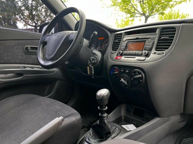 Красный Киа Рио, объемом двигателя 14 л и пробегом 127 тыс. км за 5850 $, фото 5 на Automoto.ua