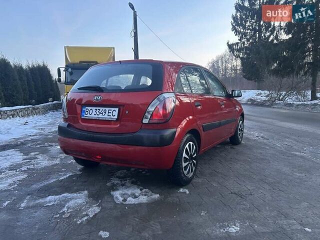 Красный Киа Рио, объемом двигателя 1.4 л и пробегом 213 тыс. км за 3800 $, фото 2 на Automoto.ua