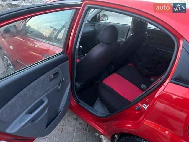 Червоний Кіа Ріо, об'ємом двигуна 1.4 л та пробігом 213 тис. км за 3450 $, фото 12 на Automoto.ua
