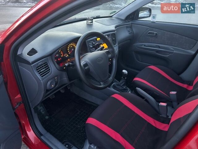 Червоний Кіа Ріо, об'ємом двигуна 1.4 л та пробігом 213 тис. км за 3450 $, фото 11 на Automoto.ua