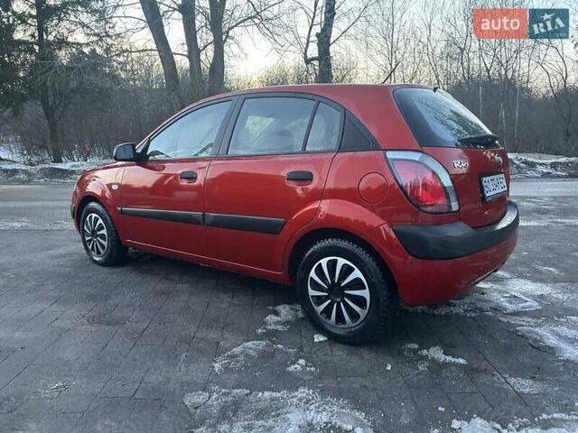 Красный Киа Рио, объемом двигателя 1.4 л и пробегом 213 тыс. км за 3800 $, фото 4 на Automoto.ua