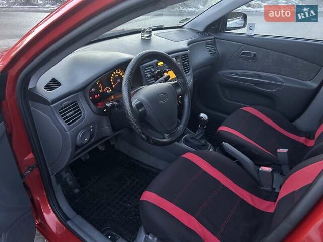 Красный Киа Рио, объемом двигателя 1.4 л и пробегом 213 тыс. км за 3800 $, фото 11 на Automoto.ua