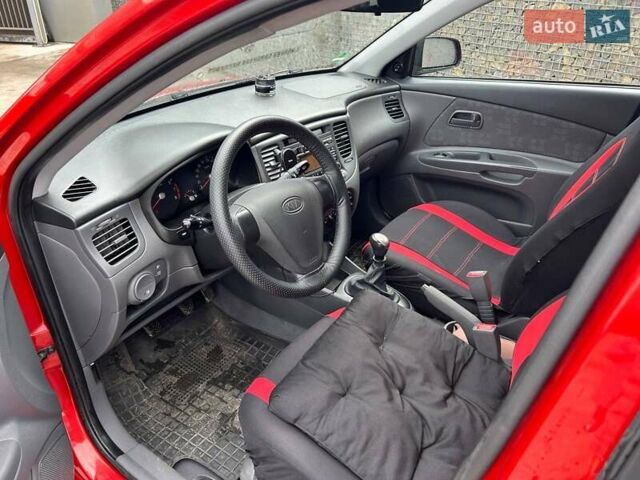 Красный Киа Рио, объемом двигателя 1.4 л и пробегом 203 тыс. км за 4900 $, фото 8 на Automoto.ua