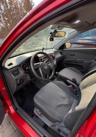 Червоний Кіа Ріо, об'ємом двигуна 1.4 л та пробігом 229 тис. км за 5300 $, фото 7 на Automoto.ua