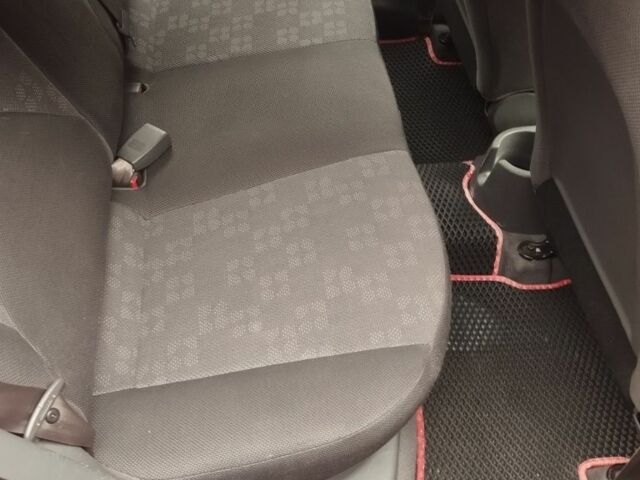 Червоний Кіа Ріо, об'ємом двигуна 1.4 л та пробігом 133 тис. км за 5700 $, фото 7 на Automoto.ua