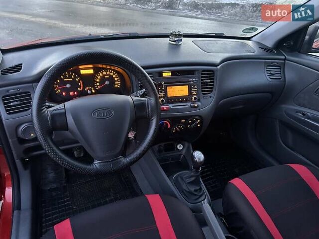 Красный Киа Рио, объемом двигателя 1.4 л и пробегом 213 тыс. км за 3800 $, фото 9 на Automoto.ua