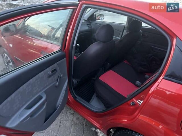 Красный Киа Рио, объемом двигателя 1.4 л и пробегом 213 тыс. км за 3800 $, фото 12 на Automoto.ua
