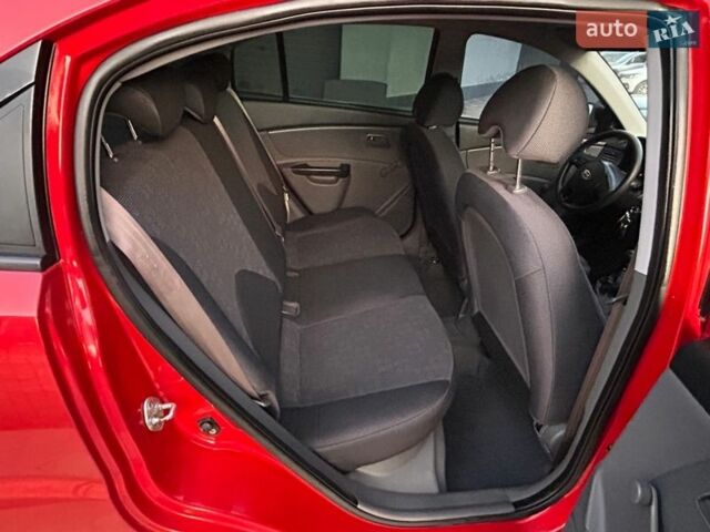 Красный Киа Рио, объемом двигателя 1.4 л и пробегом 120 тыс. км за 5450 $, фото 6 на Automoto.ua