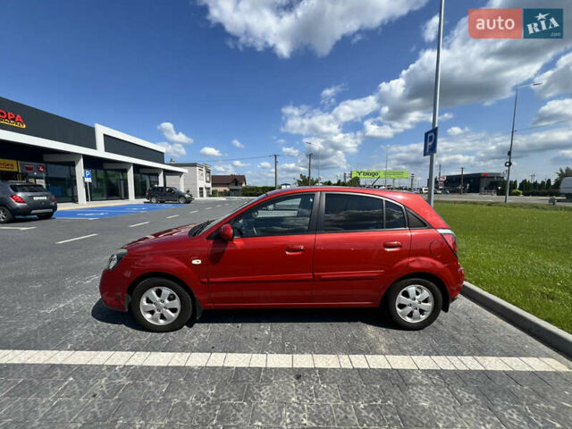 Красный Киа Рио, объемом двигателя 1.4 л и пробегом 121 тыс. км за 5800 $, фото 1 на Automoto.ua