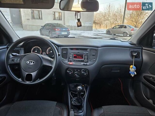 Красный Киа Рио, объемом двигателя 1.4 л и пробегом 110 тыс. км за 6500 $, фото 5 на Automoto.ua