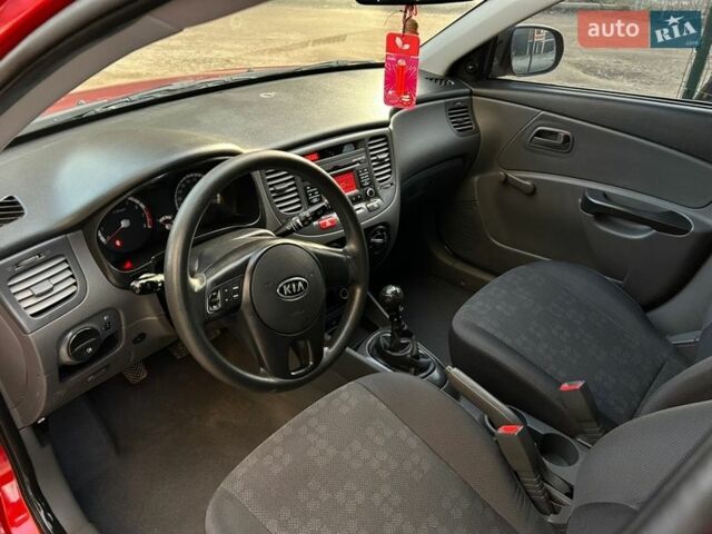 Красный Киа Рио, объемом двигателя 1.4 л и пробегом 120 тыс. км за 5450 $, фото 1 на Automoto.ua