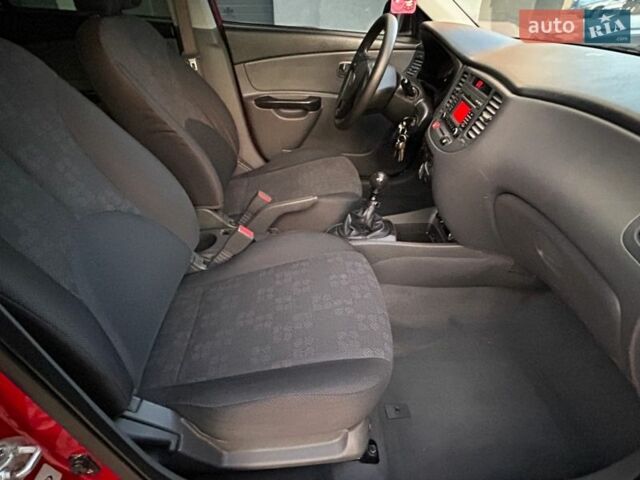 Красный Киа Рио, объемом двигателя 1.4 л и пробегом 120 тыс. км за 5450 $, фото 8 на Automoto.ua