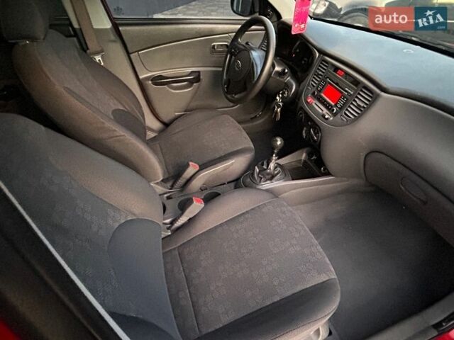 Красный Киа Рио, объемом двигателя 1.4 л и пробегом 120 тыс. км за 5450 $, фото 2 на Automoto.ua