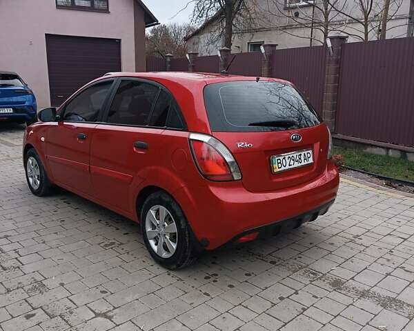 Красный Киа Рио, объемом двигателя 1.4 л и пробегом 120 тыс. км за 5000 $, фото 4 на Automoto.ua