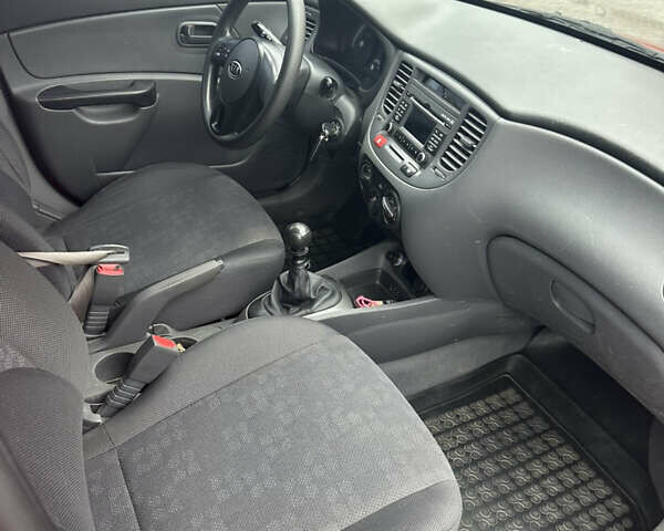 Красный Киа Рио, объемом двигателя 1.4 л и пробегом 119 тыс. км за 5777 $, фото 6 на Automoto.ua
