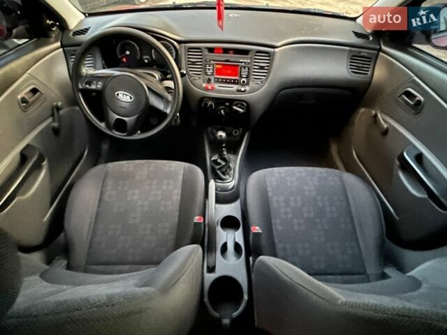 Красный Киа Рио, объемом двигателя 1.4 л и пробегом 120 тыс. км за 5450 $, фото 5 на Automoto.ua
