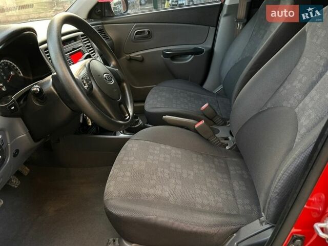 Красный Киа Рио, объемом двигателя 1.4 л и пробегом 120 тыс. км за 5450 $, фото 7 на Automoto.ua