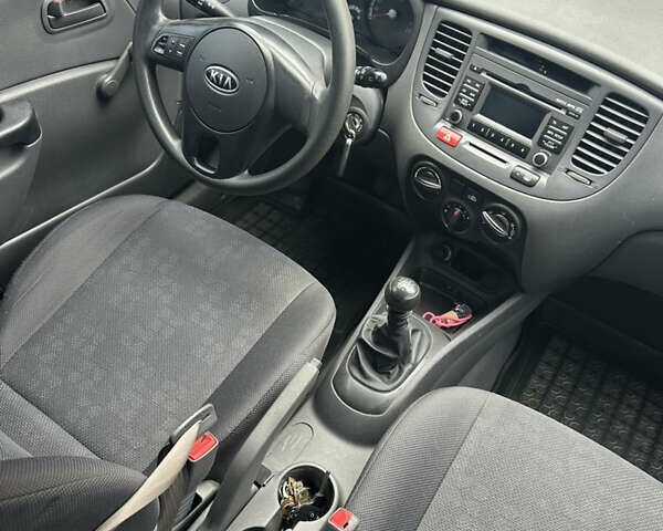 Красный Киа Рио, объемом двигателя 1.4 л и пробегом 119 тыс. км за 5777 $, фото 8 на Automoto.ua