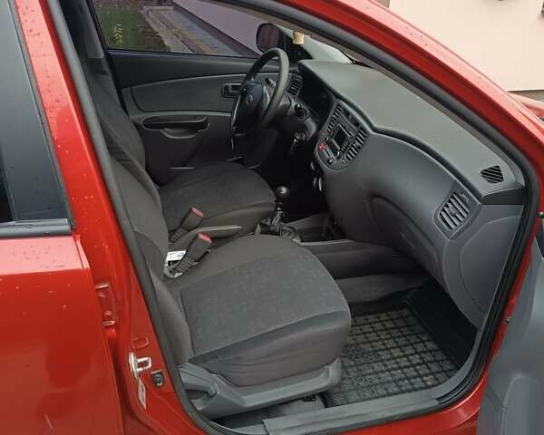 Красный Киа Рио, объемом двигателя 1.4 л и пробегом 120 тыс. км за 5000 $, фото 11 на Automoto.ua