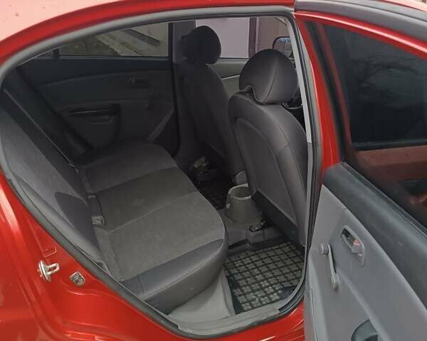 Красный Киа Рио, объемом двигателя 1.4 л и пробегом 120 тыс. км за 5000 $, фото 13 на Automoto.ua