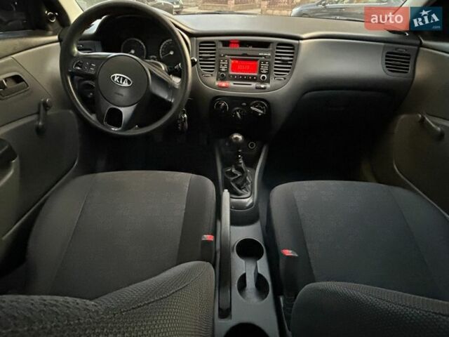 Красный Киа Рио, объемом двигателя 1.4 л и пробегом 120 тыс. км за 5450 $, фото 3 на Automoto.ua