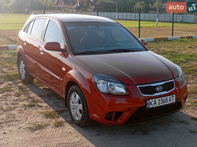 Красный Киа Рио, объемом двигателя 1.4 л и пробегом 213 тыс. км за 6000 $, фото 1 на Automoto.ua