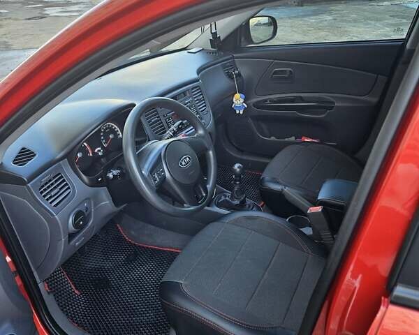 Красный Киа Рио, объемом двигателя 1.4 л и пробегом 110 тыс. км за 6500 $, фото 2 на Automoto.ua