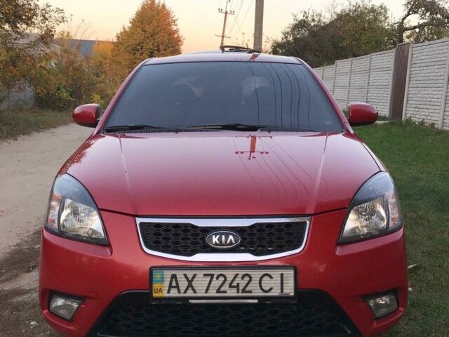 Красный Киа Рио, объемом двигателя 1.4 л и пробегом 95 тыс. км за 8000 $, фото 1 на Automoto.ua