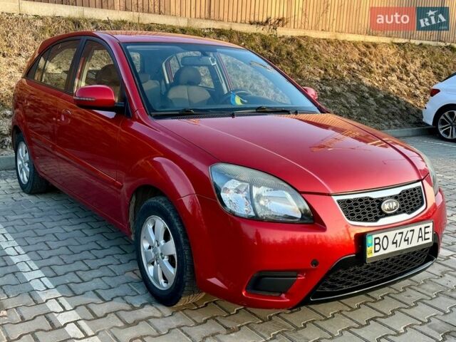 Красный Киа Рио, объемом двигателя 1.4 л и пробегом 173 тыс. км за 5500 $, фото 2 на Automoto.ua