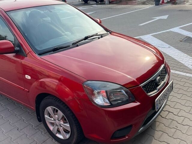 Червоний Кіа Ріо, об'ємом двигуна 1.4 л та пробігом 268 тис. км за 3700 $, фото 3 на Automoto.ua