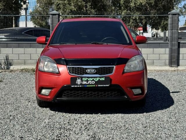 Красный Киа Рио, объемом двигателя 1.4 л и пробегом 211 тыс. км за 6000 $, фото 1 на Automoto.ua