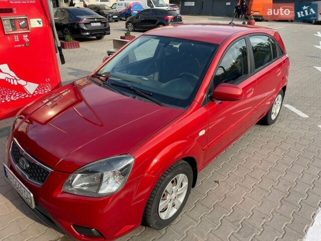 Червоний Кіа Ріо, об'ємом двигуна 1.4 л та пробігом 268 тис. км за 3700 $, фото 2 на Automoto.ua