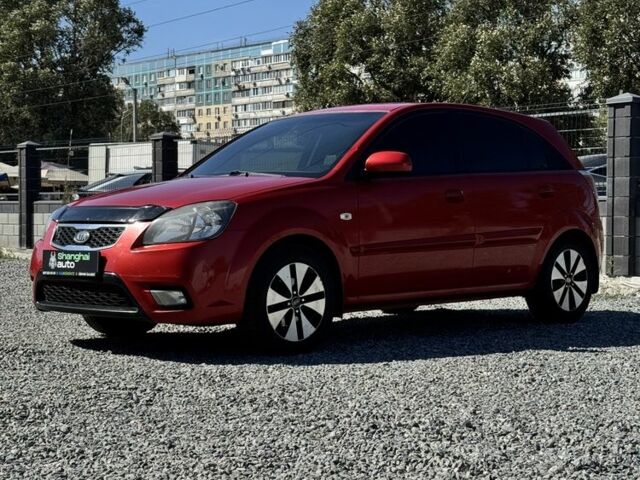 Красный Киа Рио, объемом двигателя 1.4 л и пробегом 211 тыс. км за 6000 $, фото 2 на Automoto.ua